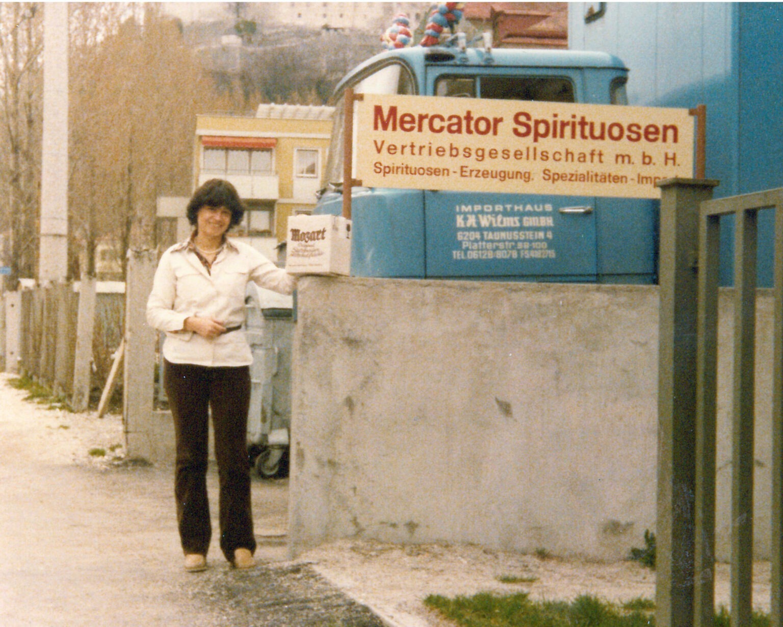 Erika Kornfeld vor dem neuen Betriebsgebäude in der Nonntaler Hauptstraße