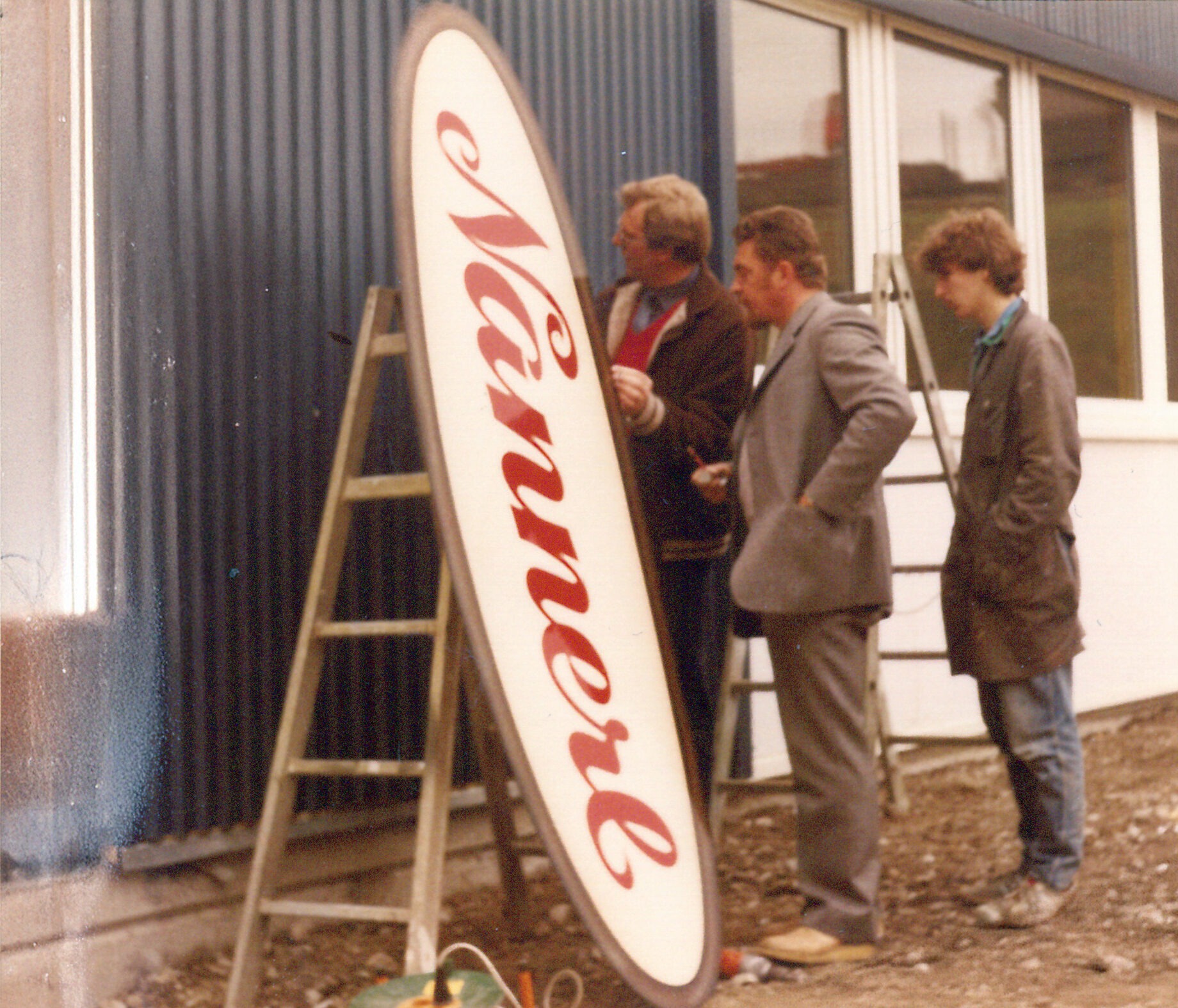 Mitarbeiter bei der Besichtigung des Neubaus in Sam