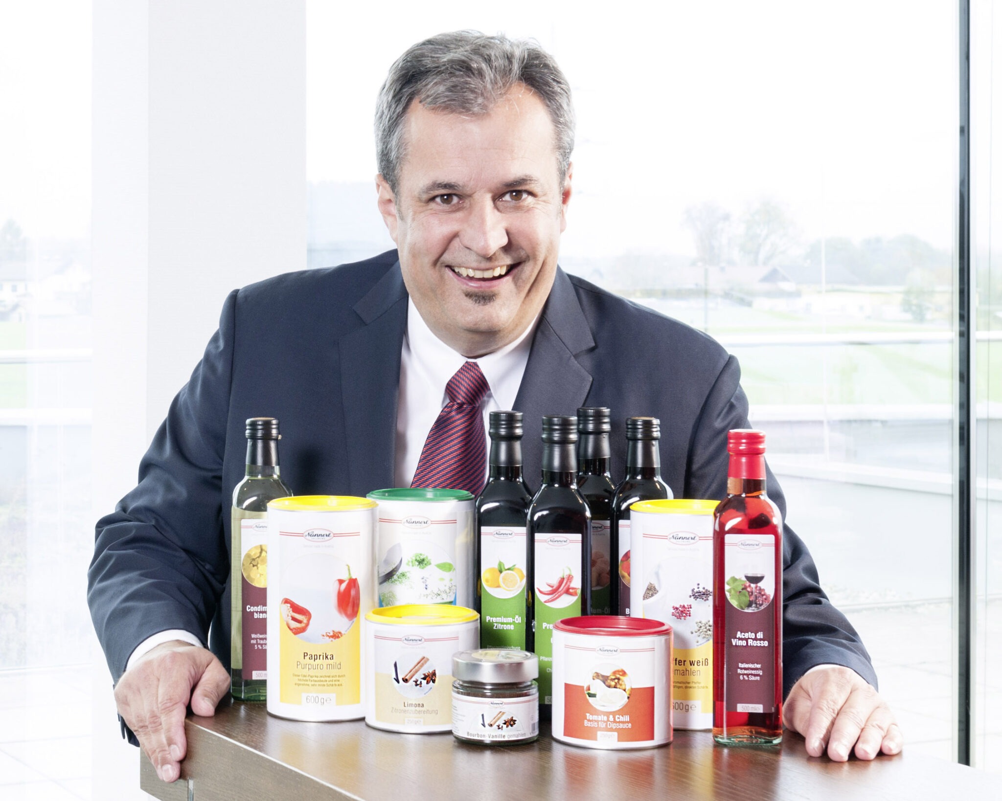 Nannerl GF Markus Pfarrhofer mit Produktpalette